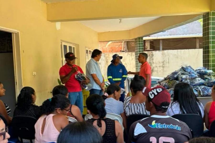 Prefeitura de Riacho Frio realiza entrega de novos  EPIs aos profissionais de limpeza do município  - Imagem 3