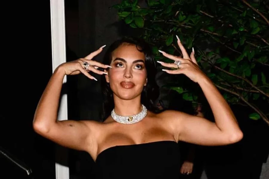  Noiva de Cristiano Ronaldo exibe anel de noivado luxuoso avaliado em R$ 27 milhões