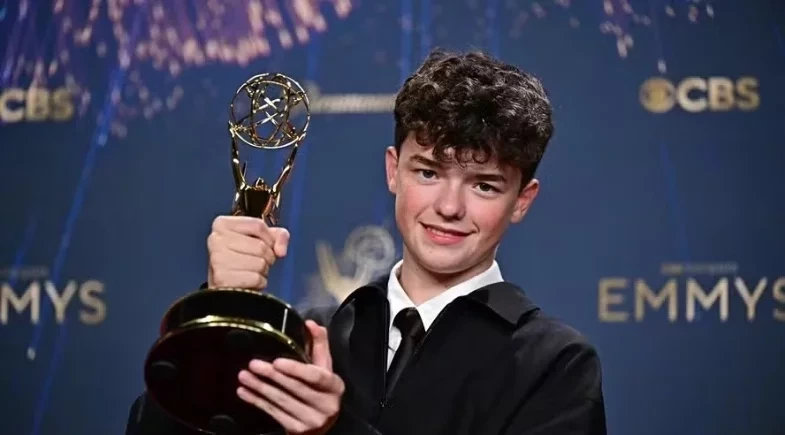 Aos 15 anos, ator da série ‘Adolescência’ faz história ao vencer Emmy