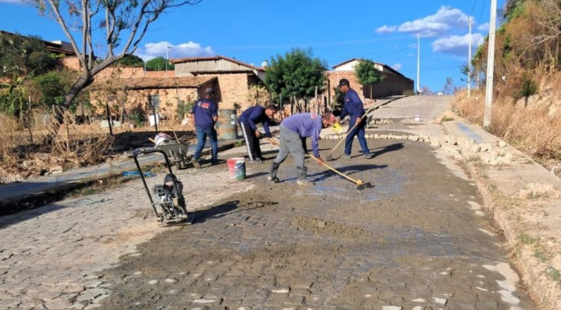 Prefeitura de Floriano percorre 13 bairros com Operação Tapa-Buracos no mês de agosto