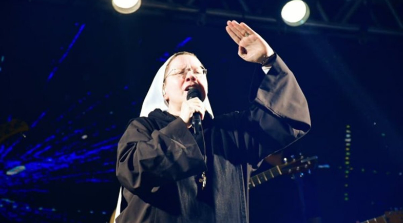 Prefeitura de Floriano apoia show católico da Ir. Kelly Patrícia, que reuniu milhares de fiéis