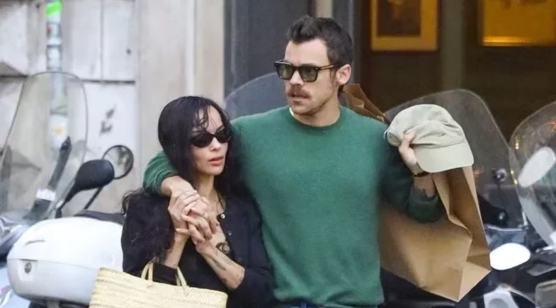Harry Styles e Zoë Kravitz são vistos passeando agarradinhos em Roma