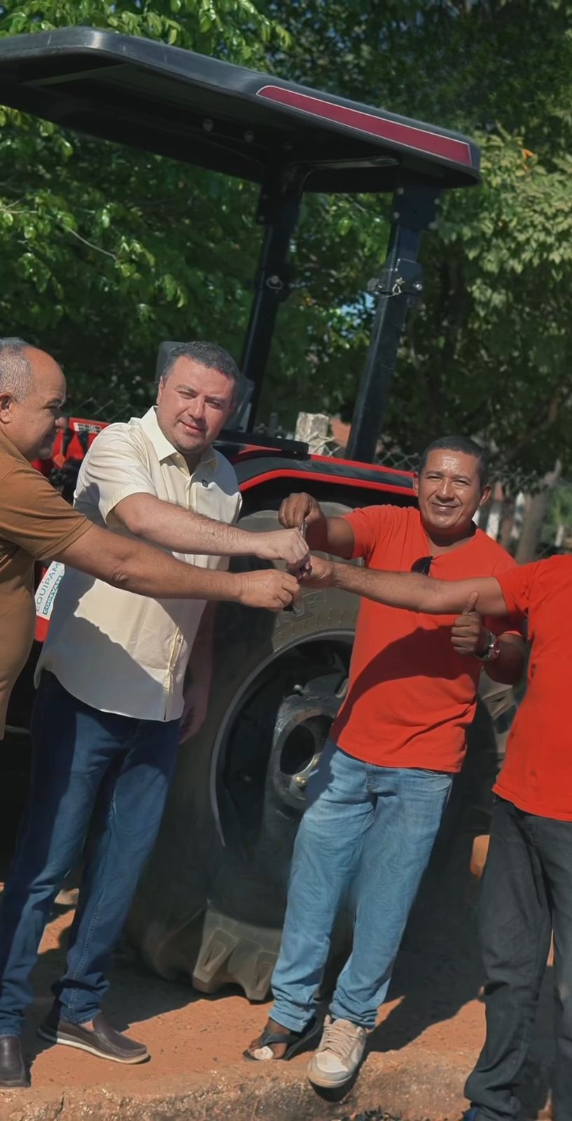  Prefeitura de Bom Jesus realiza entrega de trator para o fortalecimento da agricultura familiar - Imagem 1