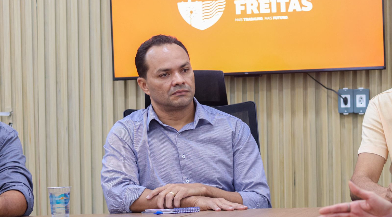 Prefeito Pedro Gomes se reúne com Águas do Piauí para cobrar soluções no abastecimento de água