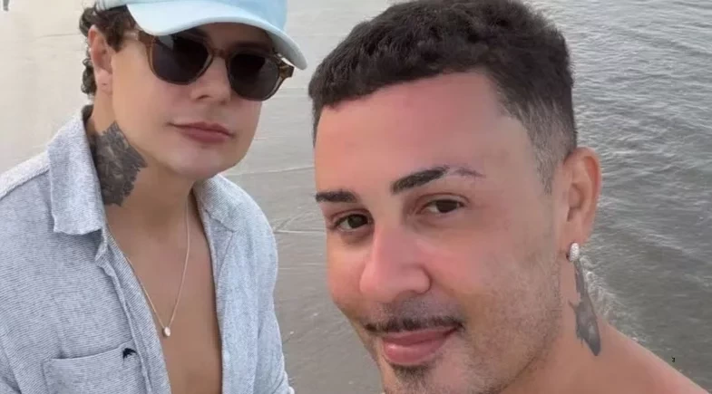 Carlinhos posa com suposto affair e esclarece boatos de romance: “Vou viver muito”