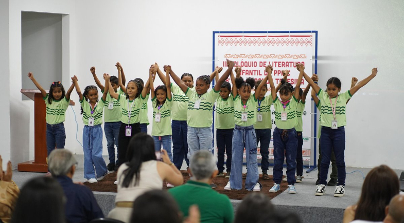Alunos de Lagoa do Piauí encantam público em Colóquio de Literatura Infantil com apresentação sobre o Baobá