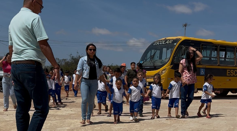 Alunos da Escola Raimundo Mariano participam de aula de cidadania e educação ambiental em Marcolândia