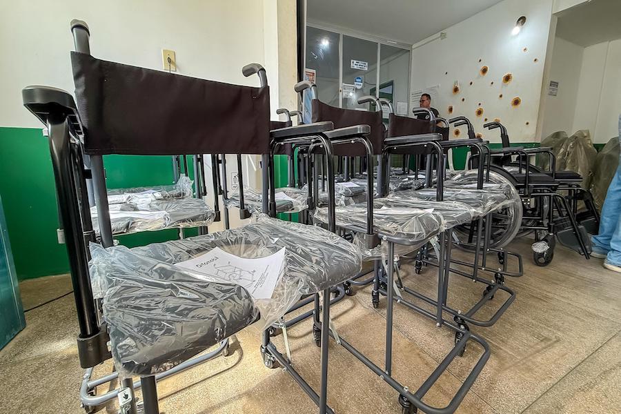 Prefeitura de Parnaíba entrega cadeiras de rodas