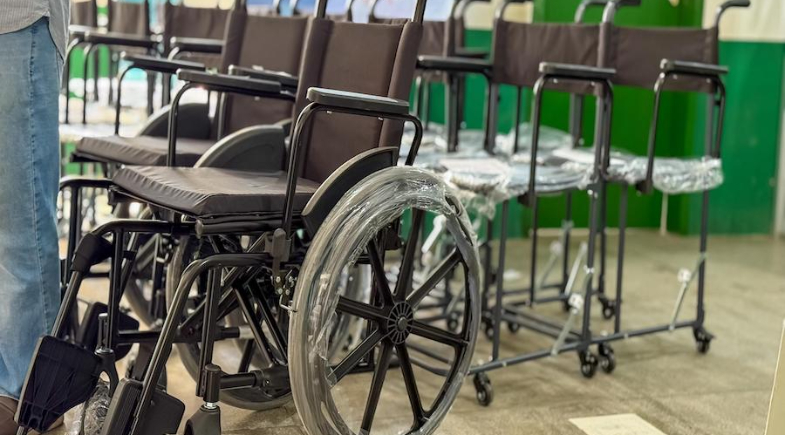 Prefeitura de Parnaíba entrega 48 cadeiras de rodas e de banho a pacientes da rede municipal