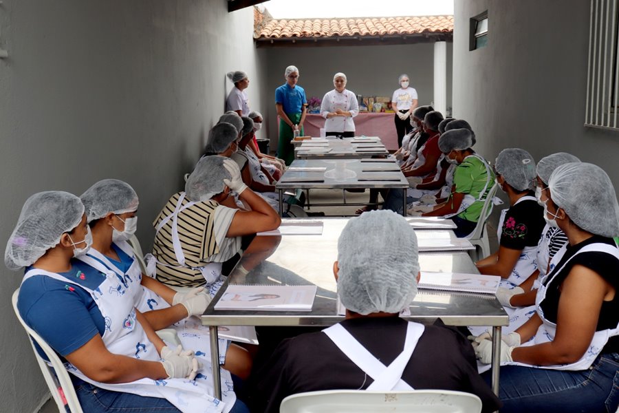 Mulheres participam de curso de Salgados Comerciais promovido pela SEMTAS - Imagem 5