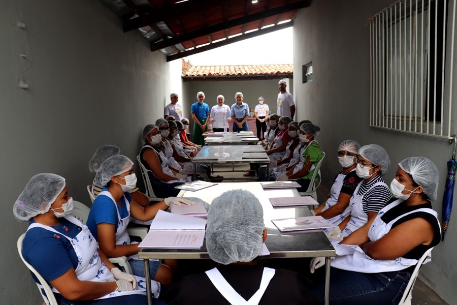 Mulheres participam de curso de Salgados Comerciais promovido pela SEMTAS - Imagem 4