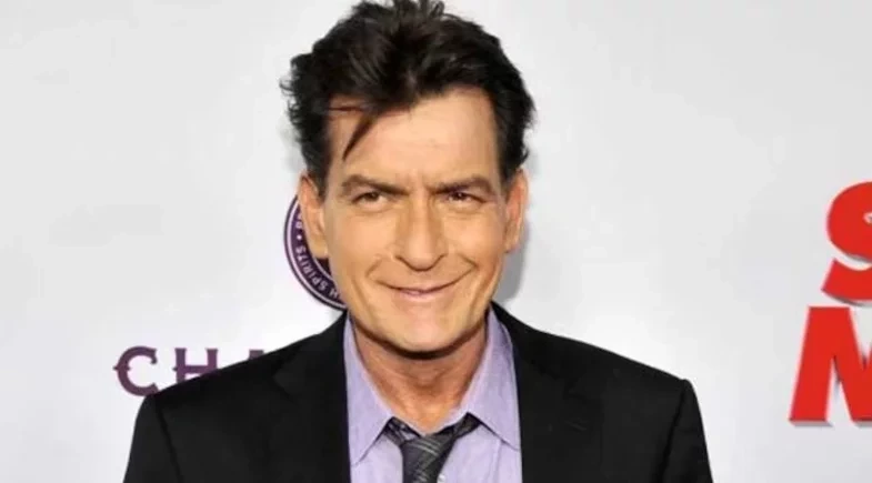Charlie Sheen abre o jogo sobre sexo com outros homens: ''É libertador''