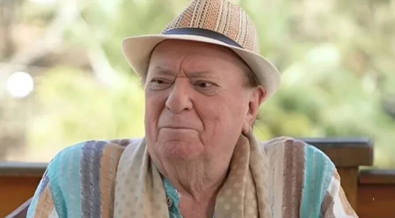 Raul Gil apresenta melhora e segue internado em São Paulo