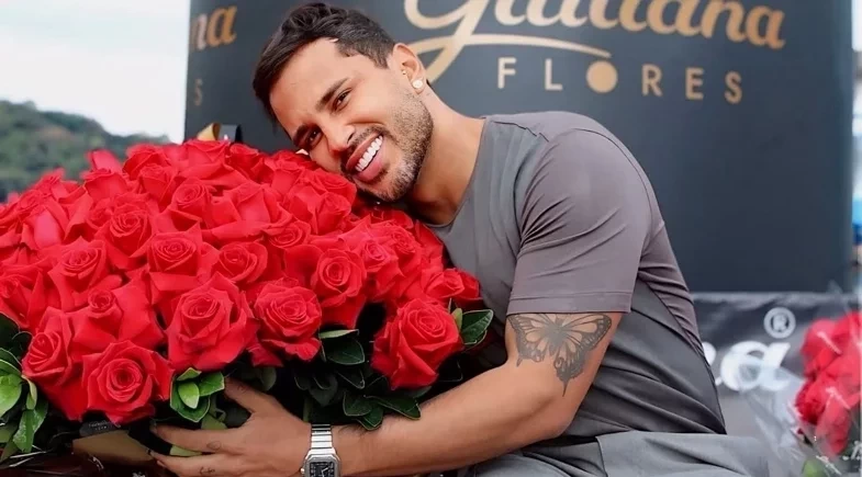 Lucas Guimarães recebe enorme buquê misterioso após se divorciar de Carlinhos