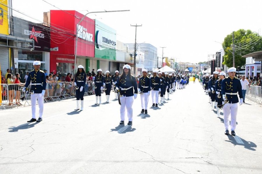 Desfile cívico encerra solenidades da Semana da Pátria em Floriano