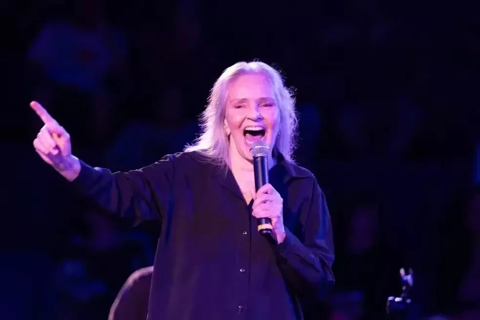 Famosos lamentam morte da cantora Angela Ro Ro