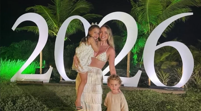 Tata Estaniecki posa com filhos no Réveillon e web questiona: “cadê o Cocielo?”