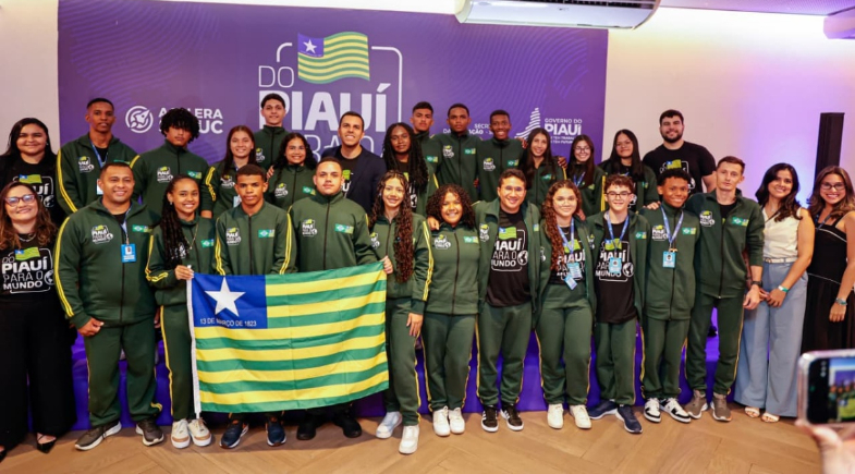 Alunos usando tablets em sala de aula