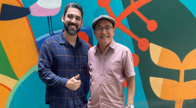 Alunos usando tablets em sala de aula