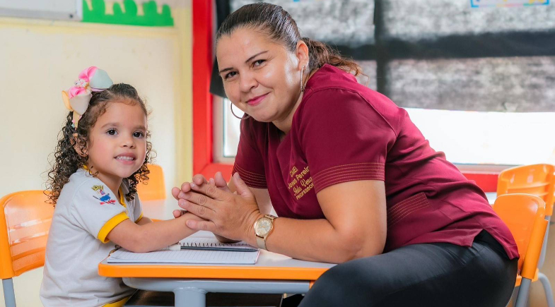 Alunos usando tablets em sala de aula