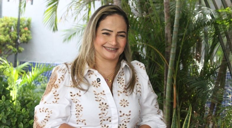 Alunos usando tablets em sala de aula