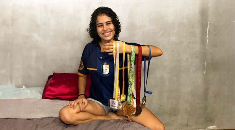 Alunos usando tablets em sala de aula