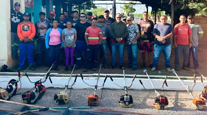 Prefeitura de Cocal de Telha realiza mutirão de limpeza na zona urbana do município