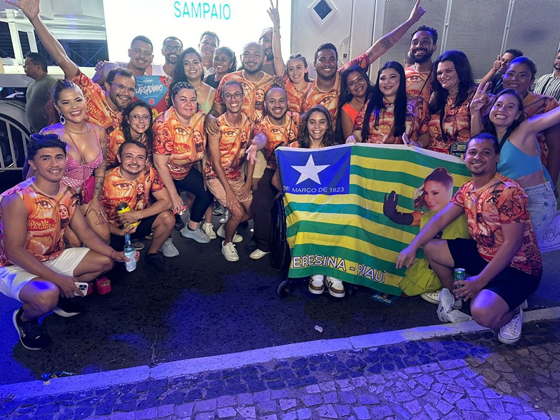 Fãs personalizam abadás com rosto de Cláudia Leitte. Foto: Waldelúcio Barbosa.