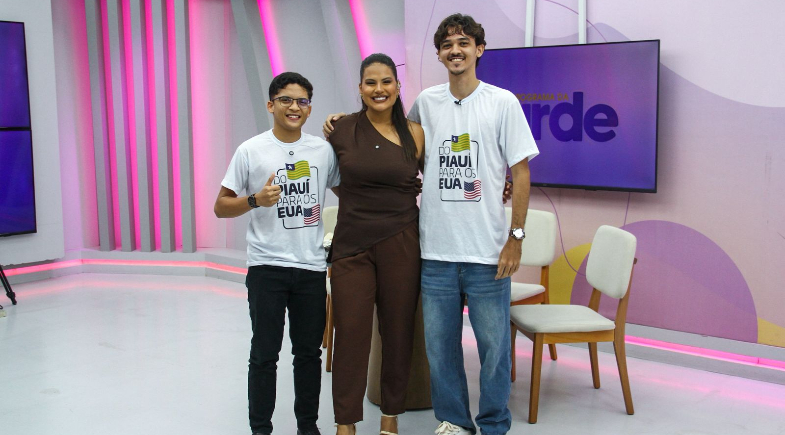 Alunos usando tablets em sala de aula