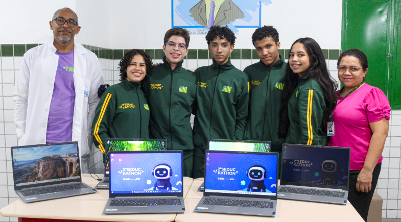 Alunos usando tablets em sala de aula