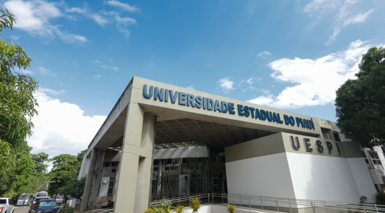 Alunos usando tablets em sala de aula