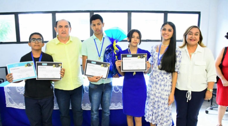 Prefeitura de Floriano homenageia alunos da rede municipal por destaques no IFPI e na OBMEP 2025