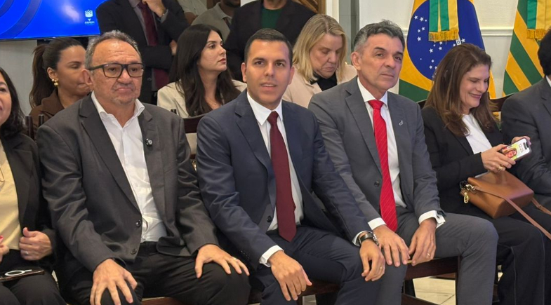 Secretário de Educação, Rodrigo Torres (no meio) ao lado do Reitor da Uespi Paul Henrique ( a direita) | Brígida Lira