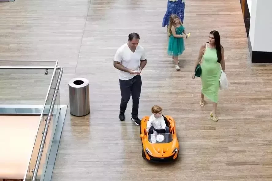 Thor Batista curte passeio em família com o filho esposa em shopping; fotos!