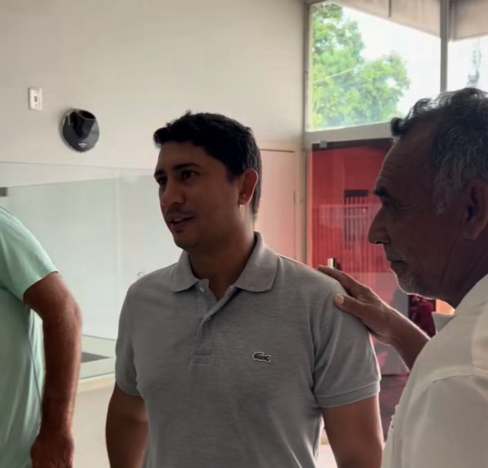 Prefeito Glauert Coelho acompanha atendimentos na UBS de Tamboril  - Imagem 1