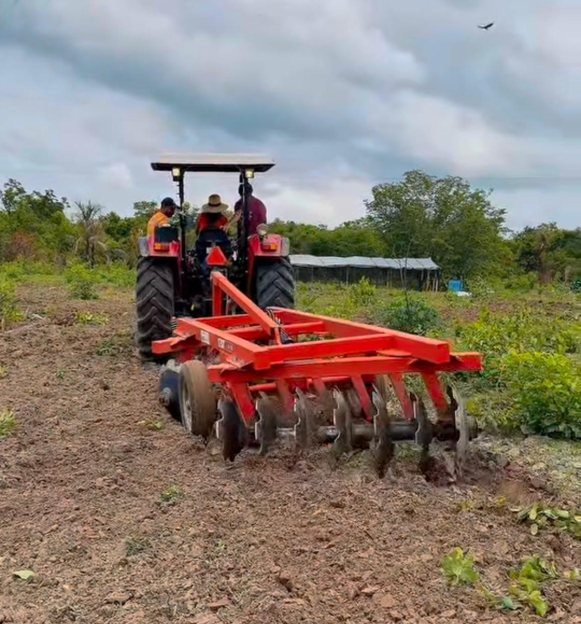Serviços de aração de terras - Foto: Prefeitura de Cocal de Telha