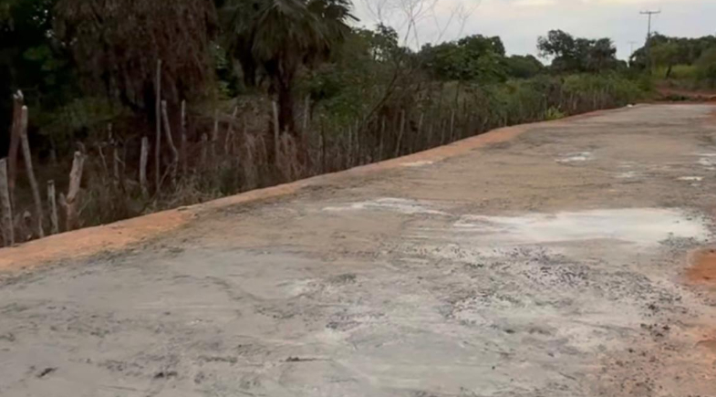 Prefeitura de Jatobá do Piauí realiza manutenção em passagem molhada da Comunidade Tanques
