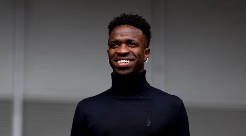 Vini Jr. posta clique em Lisboa com look caríssimo e relógio avaliado em R$ 170 mil