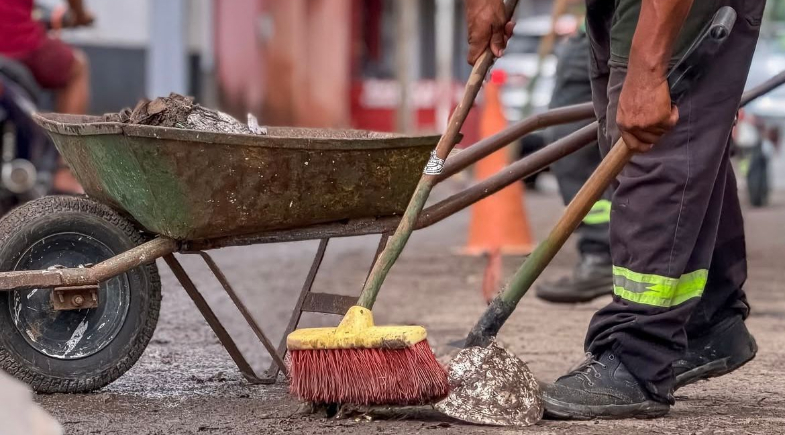 Prefeitura de Parnaíba realiza mutirão de limpeza no bairro Frei Higino
