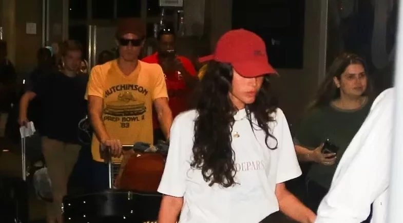 Após viagem romântica, Bruna Marquezine e Shawn Mendes desembarcam no Rio