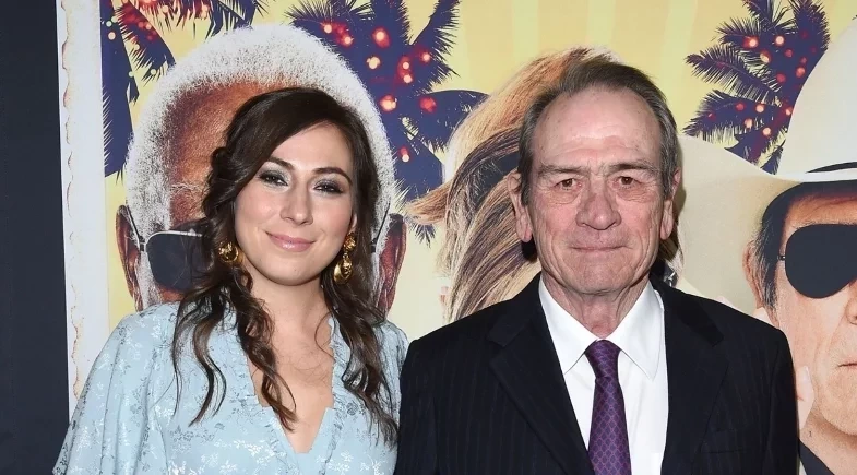 Família de Tommy Lee Jones se pronuncia sobre morte de Victoria Jones