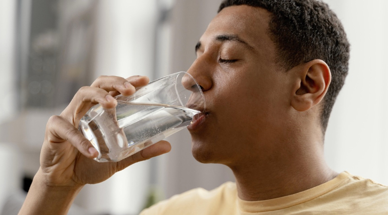 Beber 2 litros de água por dia é mito? Veja quanto seu corpo realmente precisa