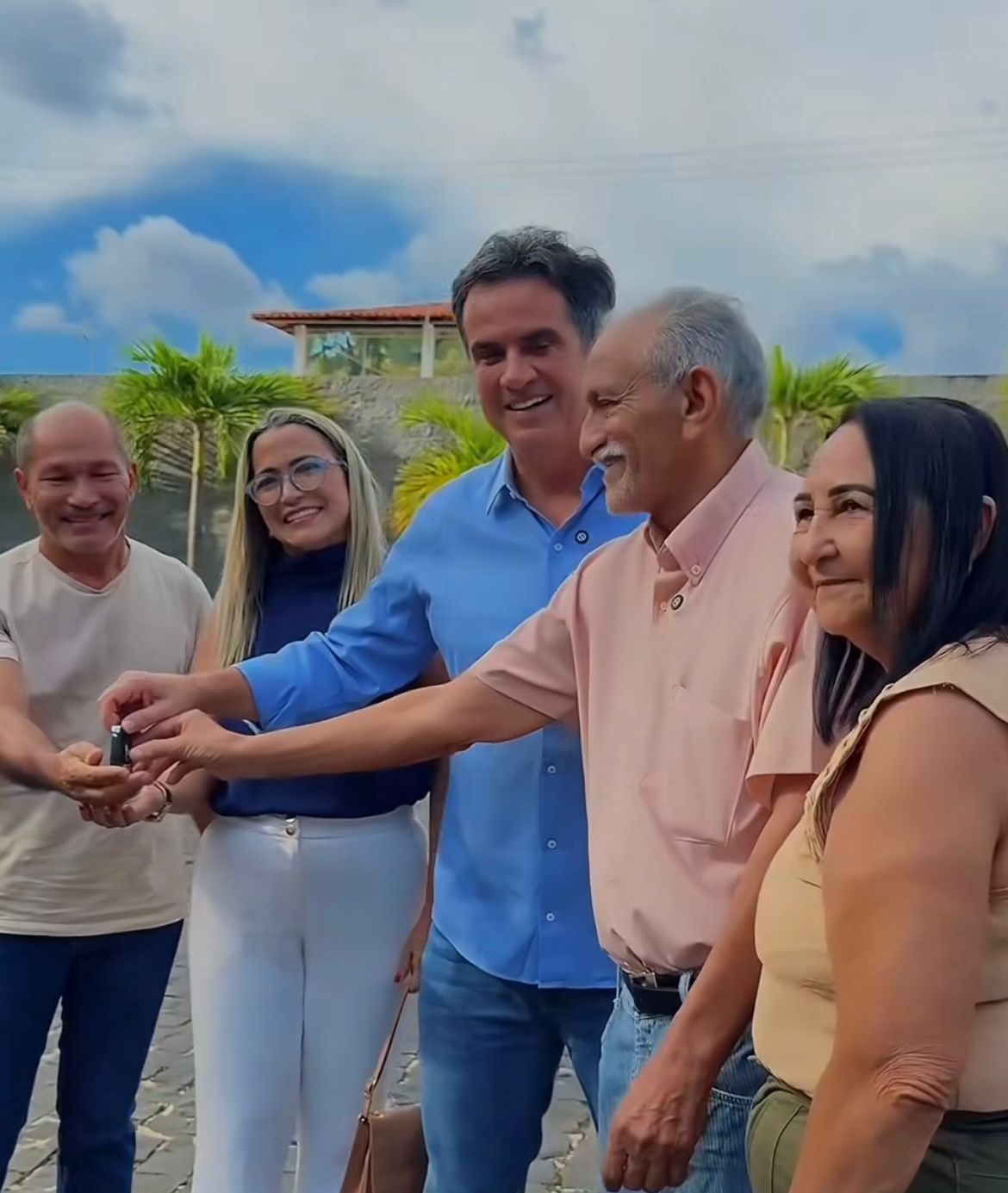 Recebimento das Chaves do veículo - Foto: Prefeitura de Olho D'água do Piauí