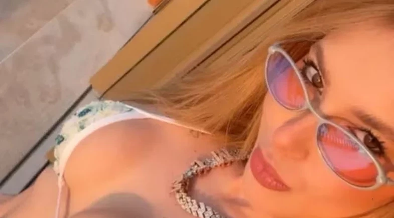 De férias em Dubai, Virginia exibe corpo em biquíni com calcinha fio-dental