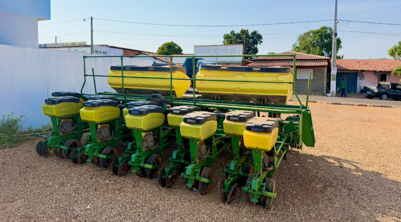 Secretaria de Agricultura de Ribeiro Gonçalves recebe plantadeira doada pela Fazenda Insolo