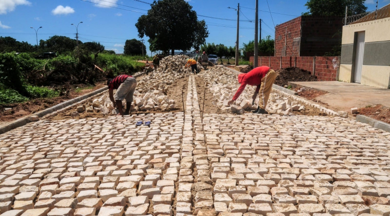 Vila Guimarães recebe 2,2 mil metros quadrados de calçamento em Marcos Parente