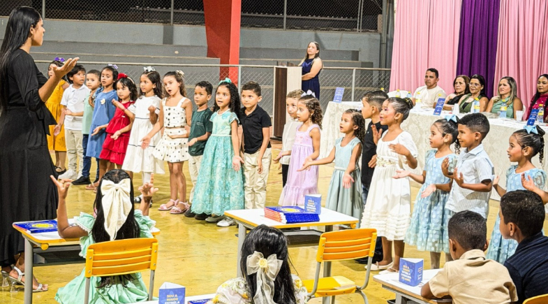 Alunos de 5 anos lançam os próprios livros em Baixa Grande do Ribeiro; confira registros 