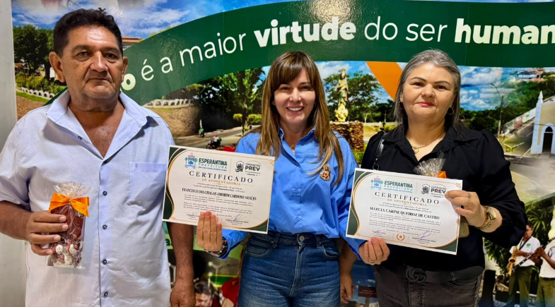 Esperantina entrega portarias de aposentadoria e reconhece dedicação de servidores municipais