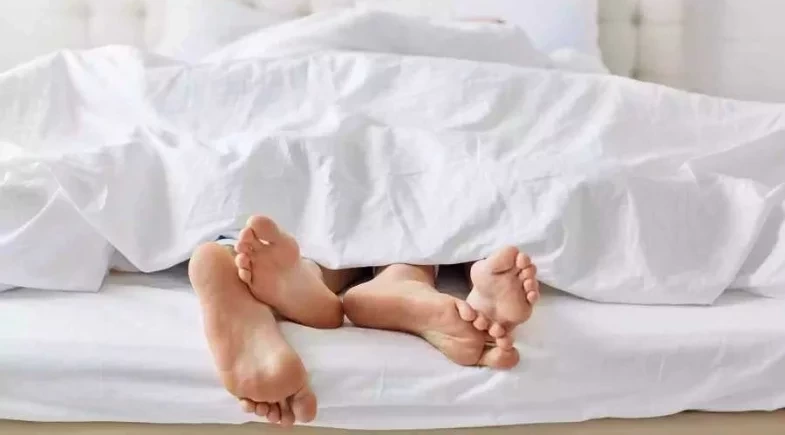 Cinco posições sexuais para o casal começar a semana pegando fogo
