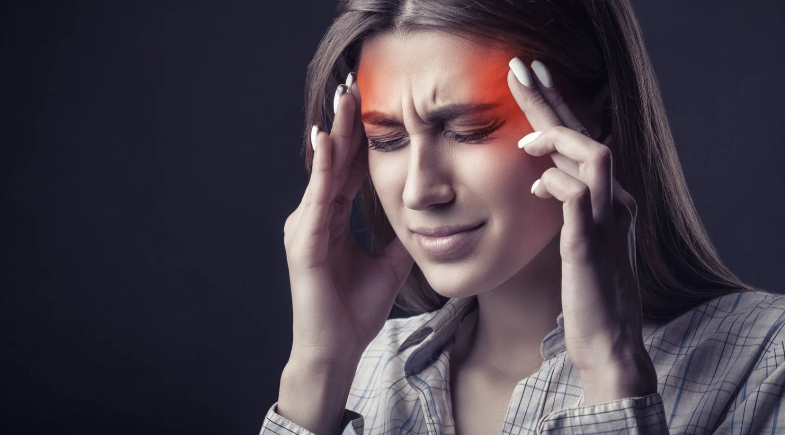Você aperta os dentes sem perceber? Hábito pode piorar crises de enxaqueca